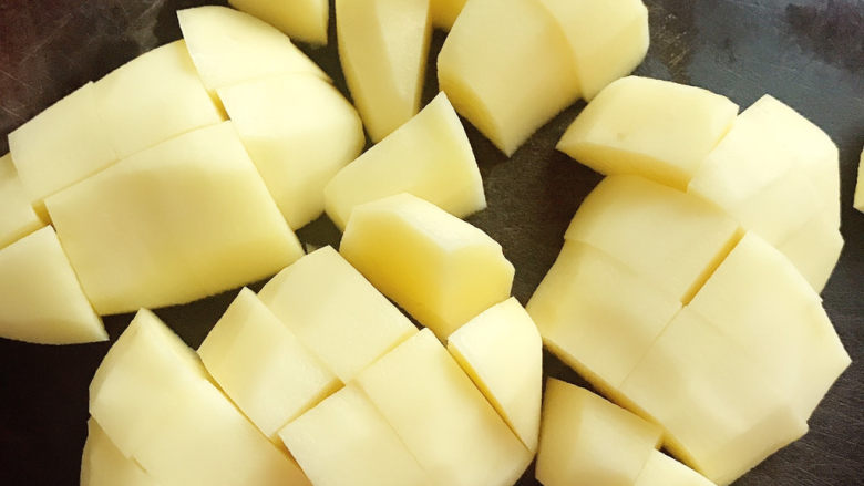 十三香牛腩土豆,削皮后切块