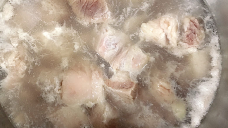 十三香牛腩土豆,放入锅中，加入清水烧开焯水2分钟