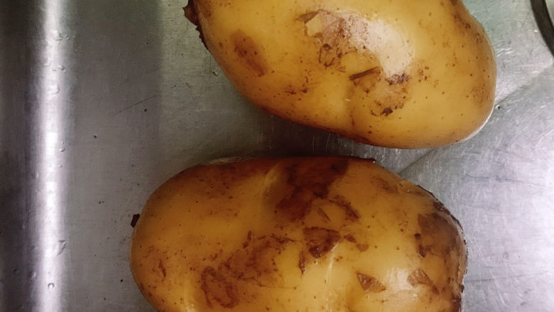 十三香牛腩土豆,准备两个大土豆