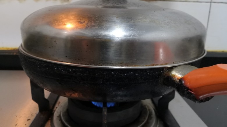 红烧黄鳝,煮开后，关小火焖煮10分钟