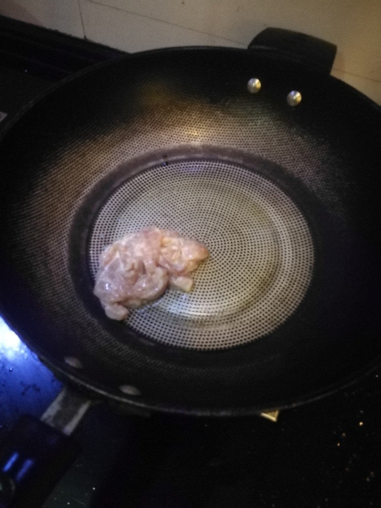 四季豆炒肉丝,放入腌制好的猪肉，翻炒。