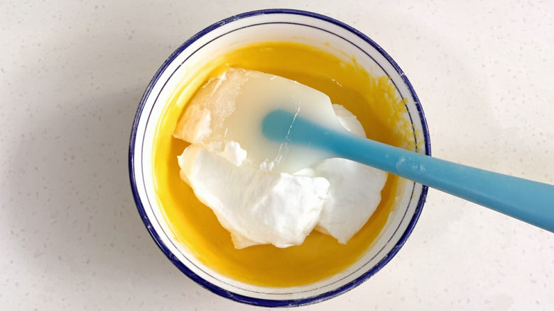 平底锅舒芙蕾,打好的蛋白霜分三次加入蛋黄糊内。