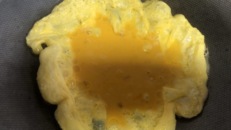 白玉菇炒鸡蛋,热锅冷油倒入鸡蛋液