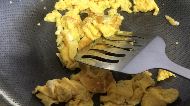 白玉菇炒鸡蛋,鸡蛋液凝固，把鸡蛋炒成碎块