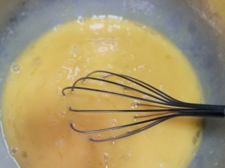 榴莲千层蛋糕,鸡蛋全部打入一个干燥大碗里，用手动打蛋器打散，不要太过用力，打出大气泡泡就不美观了