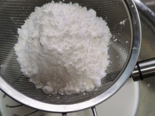榴莲千层蛋糕, 面粉糖粉淀粉称好放一起，然后倒入牛奶里边边筛边搅拌，以免起颗粒不均匀