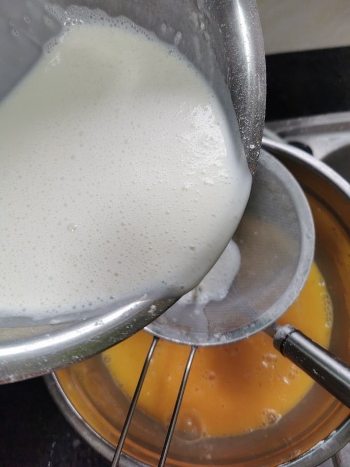 榴莲千层蛋糕, 把搅拌好的牛奶过筛倒入蛋液里