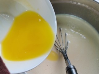 榴莲千层蛋糕,黄油隔水融化放凉，然后加入牛奶面糊里
