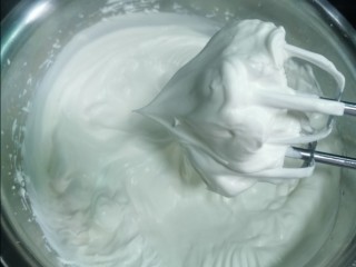 榴莲千层蛋糕,准备馅料，细砂糖分两次加入奶油里，中速打发打发，提起打蛋器有明显的直立尖脚就可以，如果奶油提起来还是弯钩，就要继续打，也不要过度打过头了，可能奶油就会油水分离了