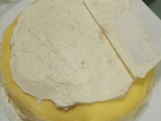榴莲千层蛋糕,用刮刀把馅料抹平，再放一张蛋皮，再放一层馅料，