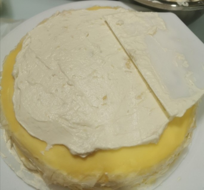 榴莲千层蛋糕,用刮刀把馅料抹平，再放一张蛋皮，再放一层馅料，