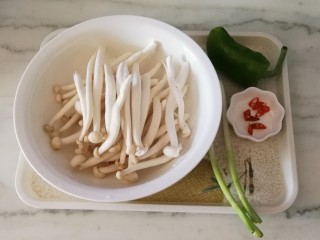 素炒白玉菇,食材准备好 红尖椒切小圈