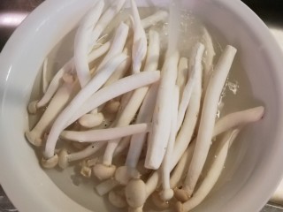 素炒白玉菇,白玉菇去掉根部  冲洗干净