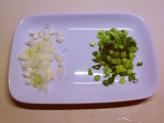 素炒白玉菇,香葱切碎 葱白和葱绿分开