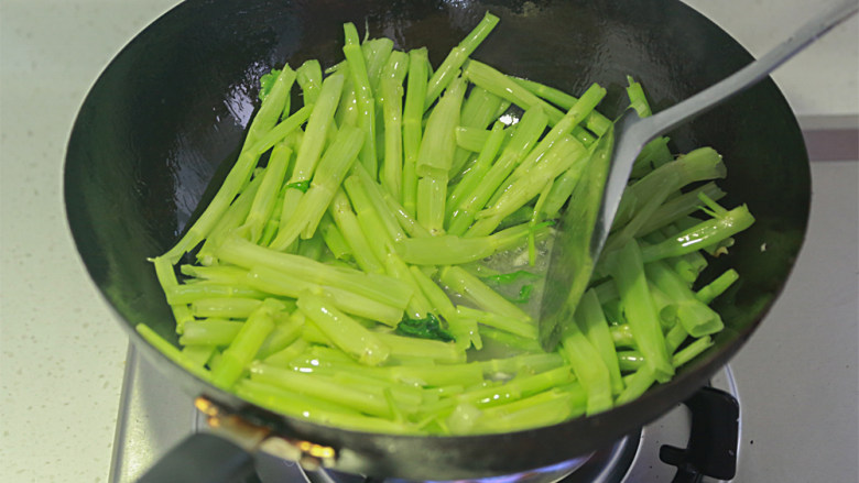 蒜蓉空心菜——80后的集体回忆,先倒进通菜梗翻炒至颜色加深变翠绿；