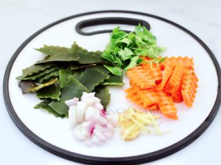 海鲜蔬菜冷串串,海带洗净也切成宽片，胡萝卜切粗片，洋葱切碎姜切丝，香菜切段。