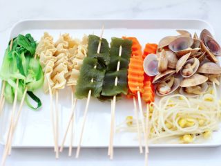 海鲜蔬菜冷串串,把豆皮和海带，小油菜和胡萝卜用竹签串成串。