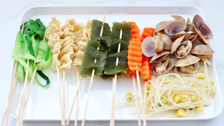 海鲜蔬菜冷串串,把豆皮和海带，小油菜和胡萝卜用竹签串成串。