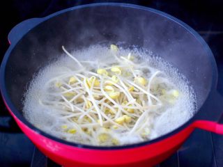 海鲜蔬菜冷串串,放入黄豆芽煮2分钟后。