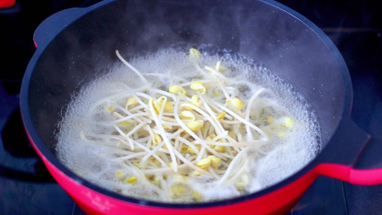 海鲜蔬菜冷串串,放入黄豆芽煮2分钟后。