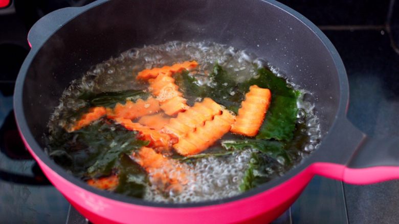 海鲜蔬菜冷串串,再放入胡萝卜片继续煮至。