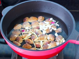 海鲜蔬菜冷串串,另起锅倒入适量的清水，放入洗净的飞蛤，加入油菜碎和姜丝。