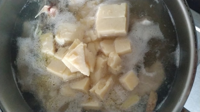 黑鱼豆腐汤,再次煮开翻滚10分钟左右倒入鹰嘴豆腐