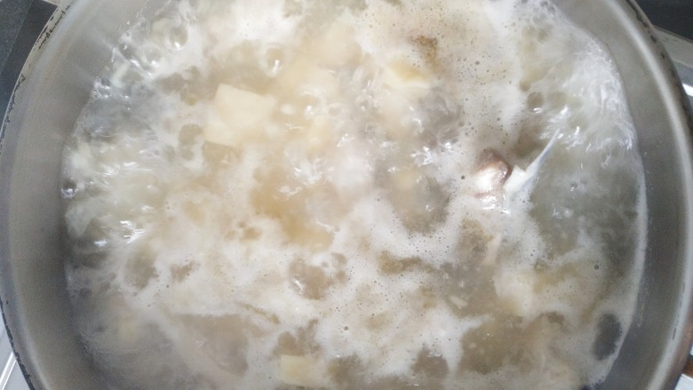 黑鱼豆腐汤,小火炖煮10分钟，加入盐