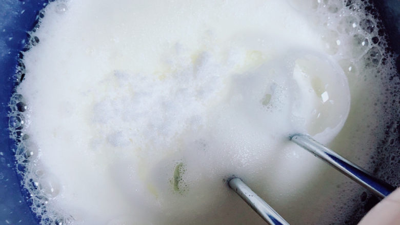 平底锅舒芙蕾,将蛋白打发至出现大气泡后，分三次加入细砂糖。