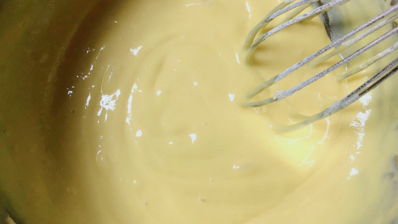 平底锅舒芙蕾,搅拌均匀，这样蛋黄糊就做好了；
