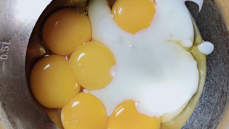 平底锅舒芙蕾,在蛋黄中加入酸奶。