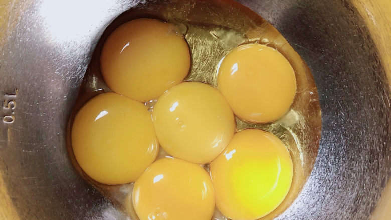 平底锅舒芙蕾,在蛋黄中加入油。