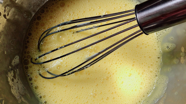 平底锅舒芙蕾,将蛋液快速搅拌均匀。