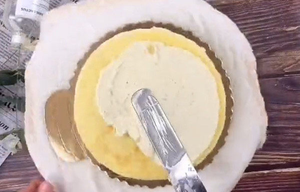 榴莲千层蛋糕,最后就是垒千层的过程，一层面皮，一层奶油