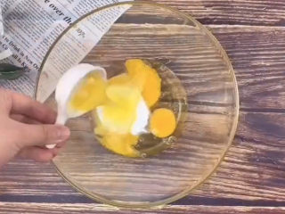 榴莲千层蛋糕,先取一个干净的碗，把鸡蛋，砂糖，黄油，牛奶全部加入搅拌均匀