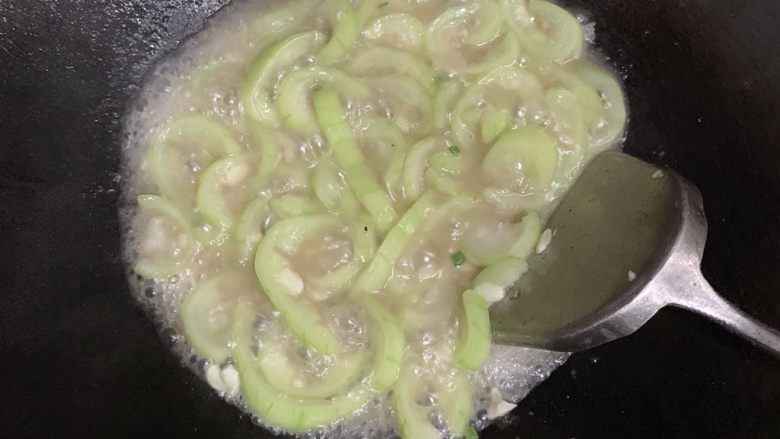 蒜蓉节瓜,时间到开盖后可以看到汤汁浓稠，节瓜没有白色。