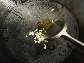 蒜蓉节瓜,油热放入蒜碎。