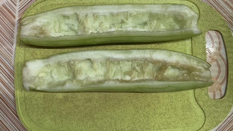 蒜蓉节瓜,用指甲掐一下里面的籽，硬的就是老了不能吃，中心挖出来，嫩的可以吃留着。