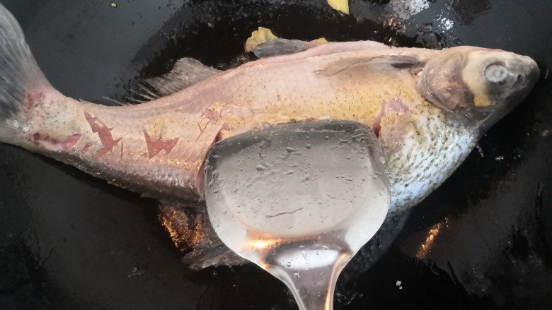 红烧鳊鱼,煎至一面金黄，翻面再煎