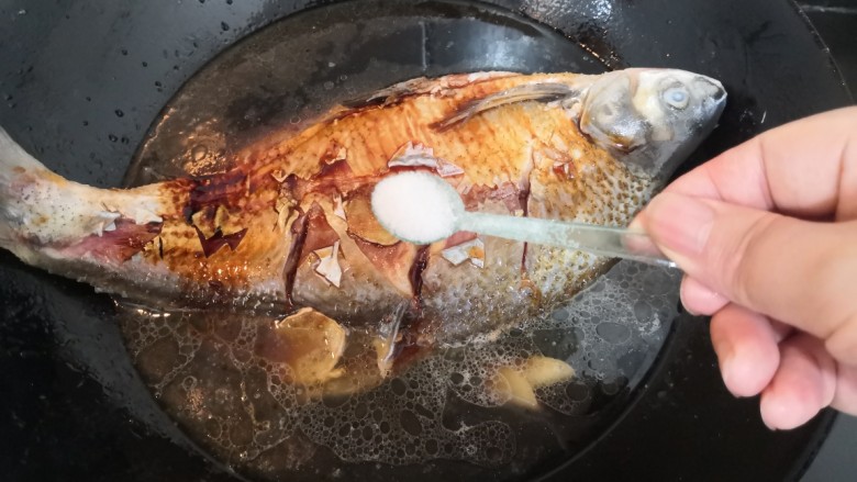 红烧鳊鱼,加入盐