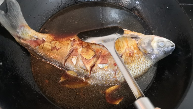 红烧鳊鱼,用铲子，推拌均匀，大火烧煮