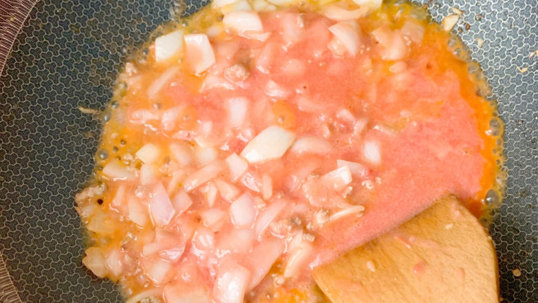 牛肉番茄意面（自制意面酱）,倒入番茄汁，再加入20毫升的水，加入适量的盐