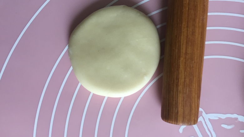 芝麻糖酥小烧饼,包好馅料以后擀圆就可以了，制作过程中一定用保鲜膜盖好，否则就容易干皮；