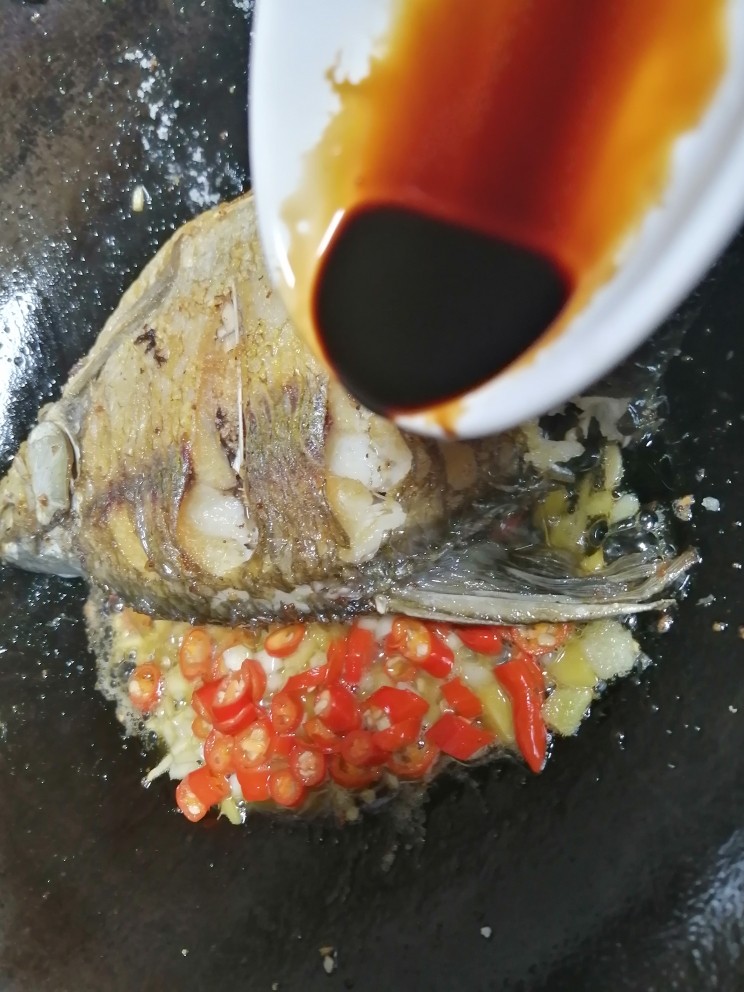 红烧鳊鱼,加适量酿造酱油翻炒
