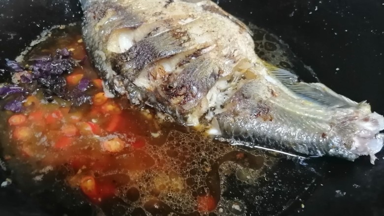 红烧鳊鱼,加水，盖上锅盖煮