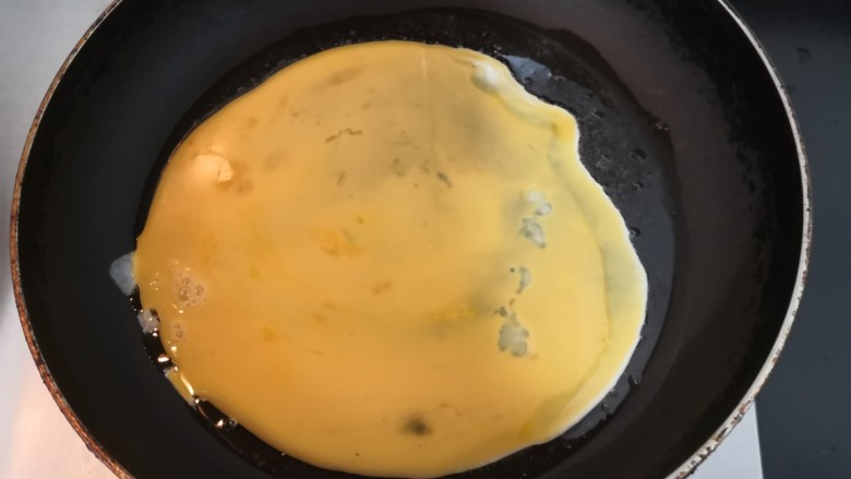 白玉菇炒鸡蛋,倒入鸡蛋液
