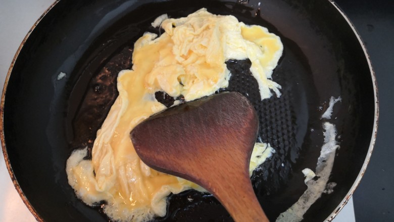 白玉菇炒鸡蛋,鸡蛋液底部凝固后，快速翻炒
