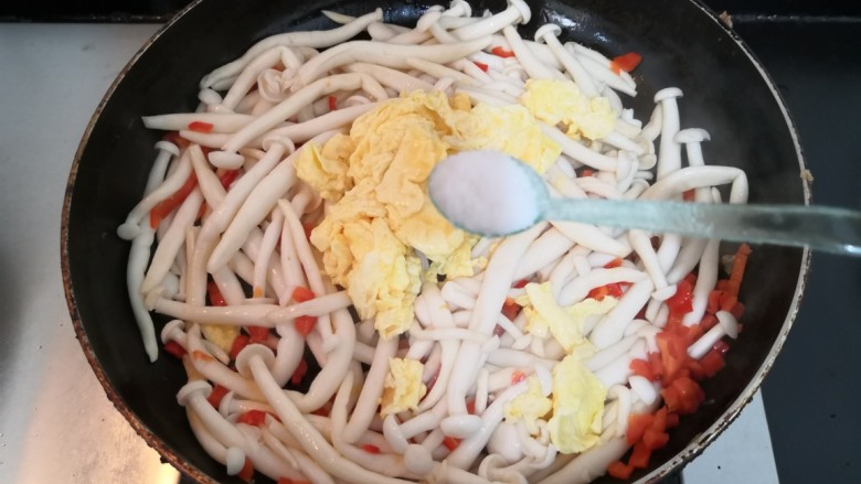 白玉菇炒鸡蛋,加入盐
