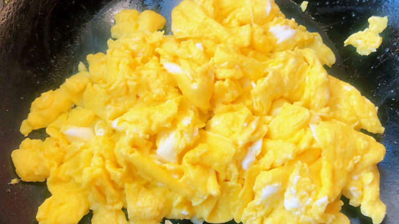 白玉菇炒鸡蛋,鸡蛋炒至八分熟即可先装入容器中备用