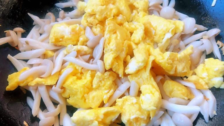 白玉菇炒鸡蛋,放入炒好的鸡蛋中火炒匀